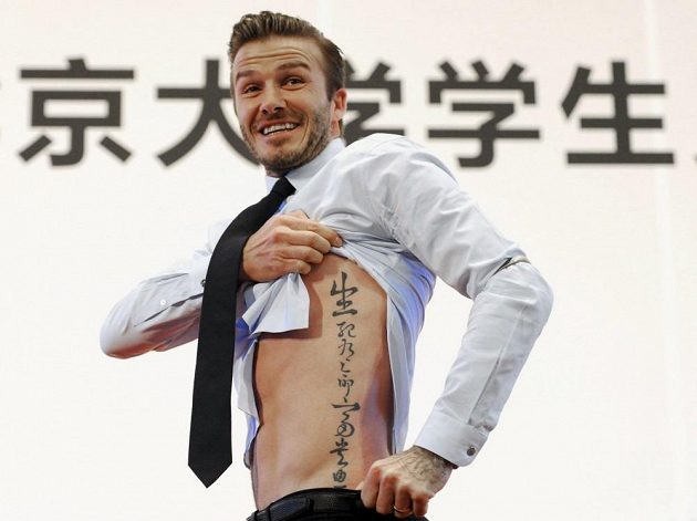 David Beckham ukazuje své tetování při setkání s čínskými studenty v březnu 2013 v Pekingu.