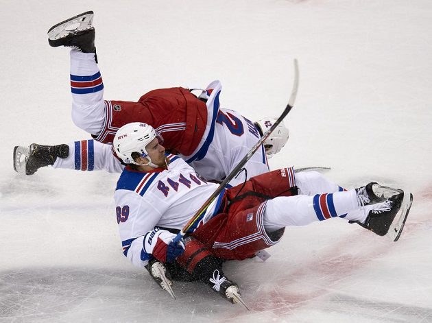 Český útočník Martin Nečas to pořádně schytal v dresu Caroliny od dvojice hokejistů týmu New York Rangers