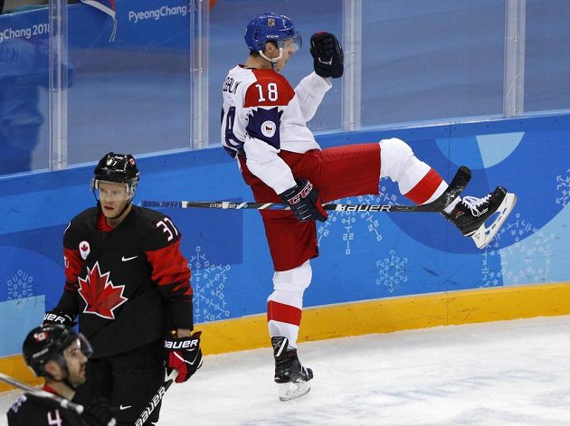 Český hokejista Dominik Kubalík slaví poté, co vstřelil gól Kanadě na olympijském turnaji.