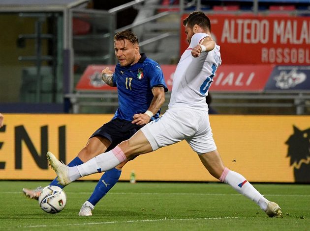 Ciro Immobile shoots an Italian goal over the defender Ondřej Čelůstka. 