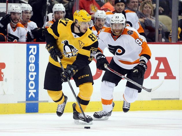 Hvězda Pittsburghu Penguins Sidney Crosby se snaží uniknout českému útočníkovi Philadelphie Jakubu Voráčkovi v utkání NHL.