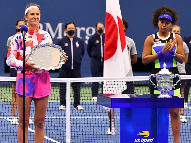 Japonská tenistka Naomi Ósakaová po vítězném finále dvouhry na US Open. Vlevo poražená Běloruska Azarenková s trofejí.