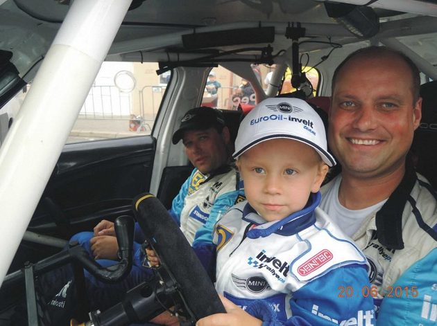 Václav Pech se synem Karlem ve stroji Mini Cooper S2000.