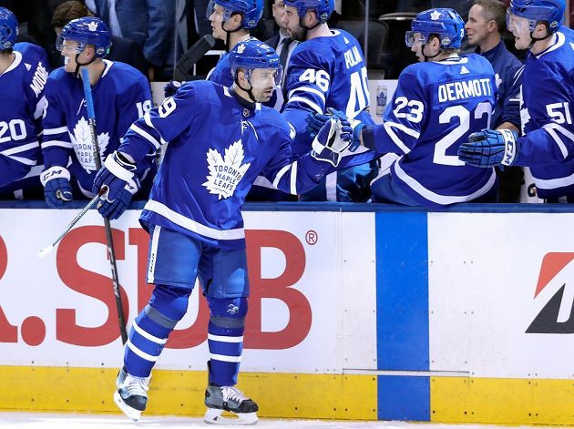 Tomáš Plekanec (19) přijímá gratulace od torontských spoluhráčů po gólu, který dal proti Bostonu.