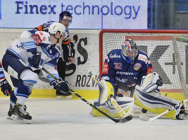 Dominik Kubalík z Plzně překonává brankáře Vítkovic Patrika Bartošáka v utkání předkola play off hokejové extraligy.