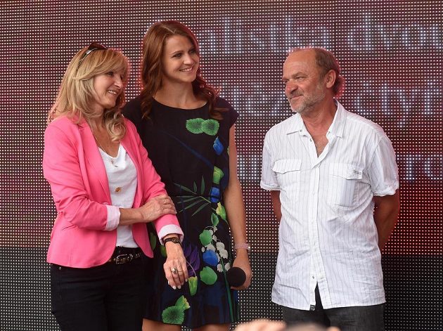 Česká tenistka Lucie Šafářová (uprostřed), která vybojovala na Roland Garros v Paříži titul ve čtyřhře a byla ve finále dvouhry, při slavnostním přivítání v Prostějově. Na snímku s rodiči Janou a Milanem Šafářovými.
