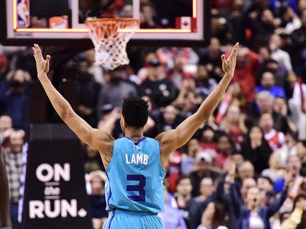 Střela Jeremyho Lamba z poloviny hřiště v poslední vteřině utkání přinesla basketbalistům Charlotte v NBA výhru.