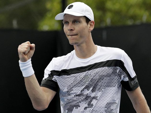 Český tenista Tomáš Berdych a jeho vítězné gesto po utkání s Robinem Haasem na Australian Open.