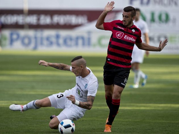 Jiří Fleišman (vlevo) z Mladé Boleslavi padá po souboji s Marjanem Radeskim ze Škendije.