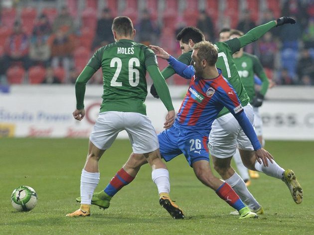 Daniel Kolář z Plzně mezi jabloneckými Tomášem Holešem a Vojtěchem Kubistou.