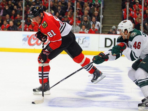Útočník Chicaga Marián Hossa (vlevo) pálí na branku Minnesoty během prvního dílu série druhého kola Stanley Cupu.