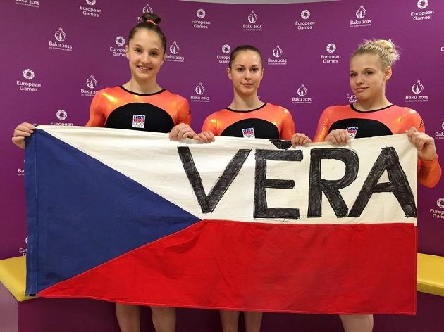České gymnastky (zleva) Anna Maria Kanyai, Veronika Cenková a Petra Fialová a jejich pozdrav Věře Čáslavské.