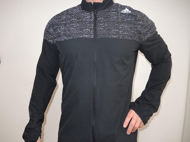 Pánská běžecká bunda Adidas Supernova Storm - reflexní prvky po focení s bleskem.