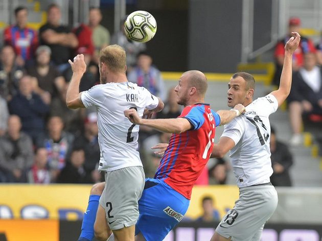Ve vzdušném souboji (zleva) Semih Kaya ze Sparty, Michael Krmenčík z Plzně a David Lischka.