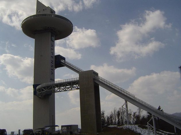 Pohled na skokanské můstky, kde se bude za čtyři roky bojovat o medaile.