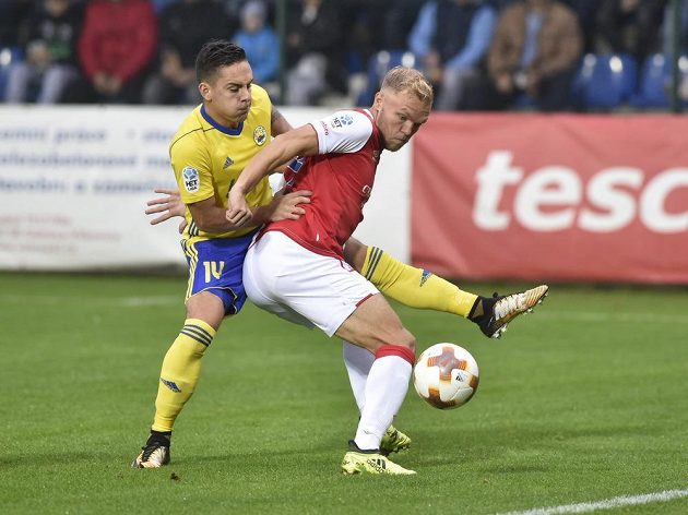 Daniel Holzer ze Zlína v souboji s Mickem van Burenem ze Slavie v utkání HET ligy.