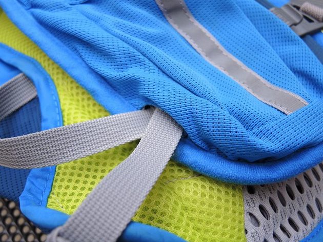 Běžecký batoh/běžecká vesta CamelBak Ultra 10 - plastový D-kroužek je zatím na svém místě.