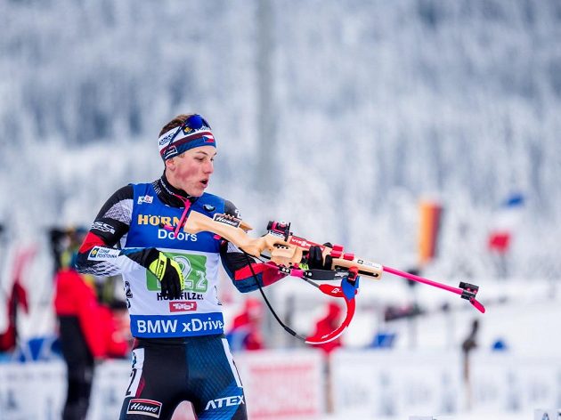 Devatenáctiletý Jakub Štvrtecký se připravuje ke střelbě.