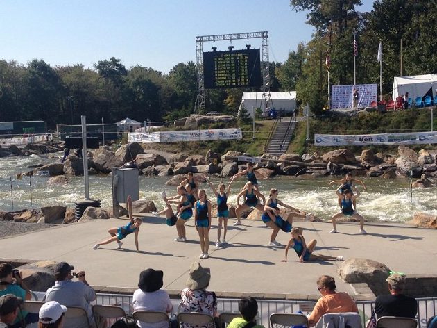 Pauzy v programu vyplňovala vystoupení mladých cheerleaders.