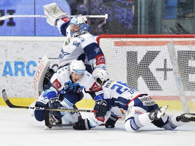 Zleva brankář Komety Marek Čiliak, David Stach z Plzně a Martin Zaťovič z Brna.
