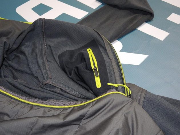 Icebreaker Ellipse Long Sleeve Half Zip Hood: Z vnitřní strany trika je navíc malá kapsička na zip.