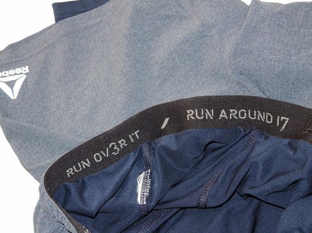Běžecké kraťasy Reebok 2-in-1 Running Short - u pasu zevnitř naleznete dobré rady: Oběhni to! Břeběhni to!