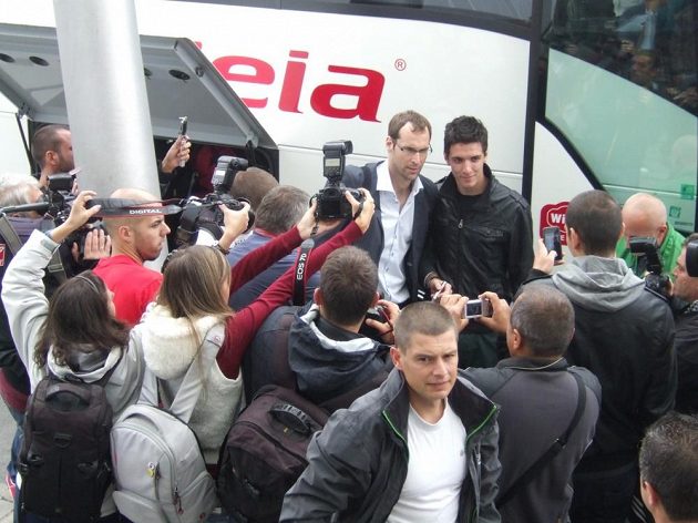 Brankář Petr Čech vzbudil ihned po přistání v Sofii velký zájem bulharských médií i fanoušků.