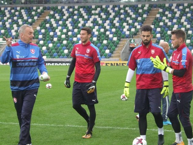 Brankářská skupina jde na věc - zleva trenér Jan Stejskal, Jiří Pavlenka, Tomáš Koubek a Tomáš Vaclík.
