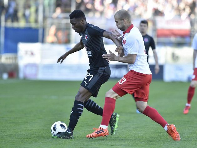 Fotbalisté Slavie po skvělém představení na hřišti Chelsea bojují o ligové body ve Zlíně. Zleva Ibrahim Benjamin Traoré ze Slavie a Marek Hlinka ze Zlína.