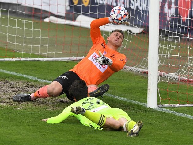 Christián Herc z Karviné sleduje míč před brankářem Pardubic Jiřím Letáčkem v utkání 30. kola Fortuna ligy.