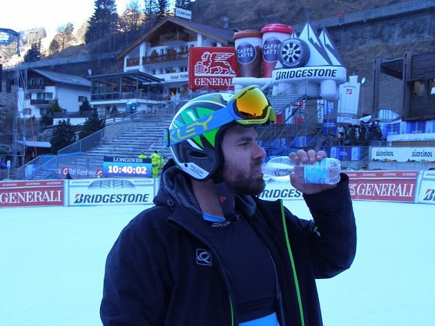 Jan Hudec se občerstvuje po prohlídce trati před závody světového poháru ve Val Gardeně.