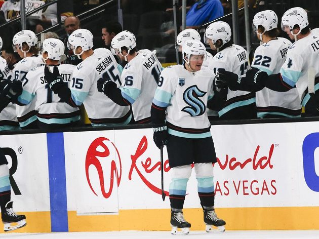 Útočník týmu Seattle Kraken Ryan Donato (9) slaví se spoluhráči gól vstřelený při premiéře Krakenů v NHL.
