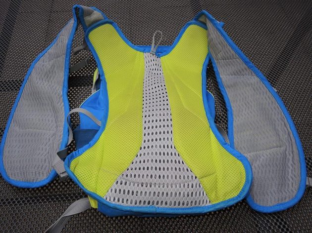 Běžecký batoh/běžecká vesta CamelBak Ultra 10 - dobrá ventilace na všech místech.