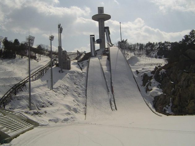 Skokanské můstky v areálu Alpensia v horském středisku budoucích zimních olympijských her v Pchjongčchangu už jsou nachystané.