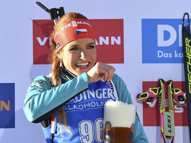 Gabriela Koukalová s pivem na stupních vítězů po triumfu ve sprintu na MS v Hochfilzenu.