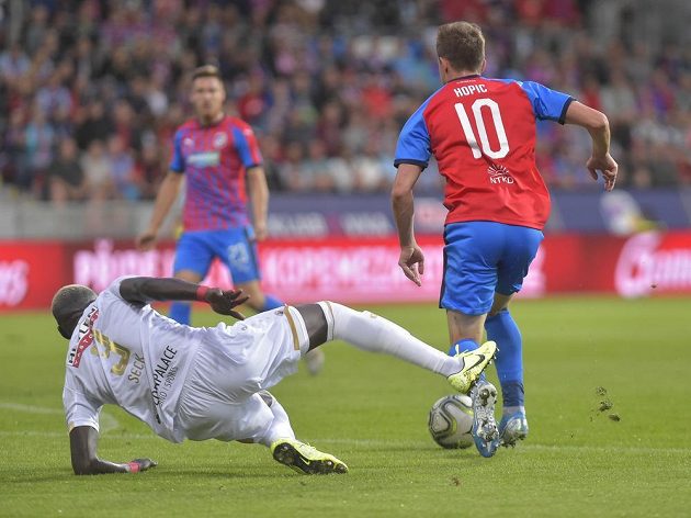 Viktoria Plzeň bojovala o postup v Evropské lize s belgickým Antverpami. V akci zleva Abdoulaye Seck z Antverp a Jan Kopic z Plzně.