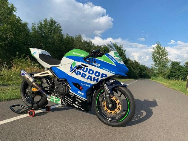 Motocyklový závodník Oliver König se na mosteckém okruhu se ukáže v nových týmových barvách.