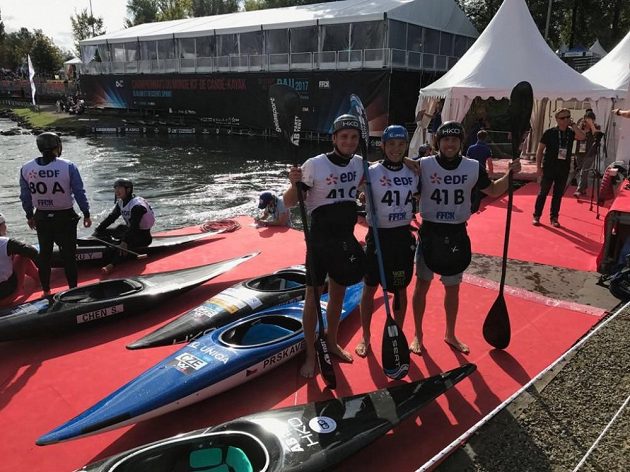 Kajakáři (zleva) Vít Přindiš, Jiří Prskavec, Ondřej Tunka a triumfovali na MS v závodě hlídek.