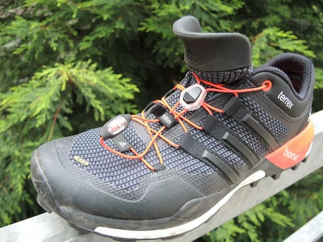 Adidas Terrex Boost - Jazyk má tvarovaný pěnový lem, zavazování je řešeno spolehlivou "rychlotkaničkou".