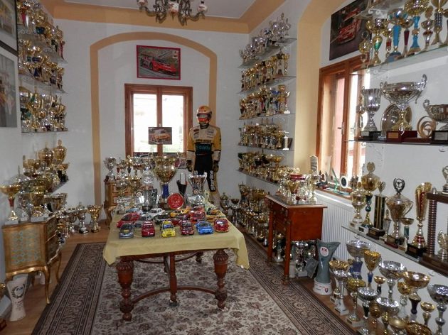 Expozice trofejí ze závodů na zámku v Brandlíně.