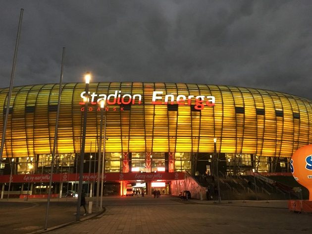 Stadion v Gdaňsku záží do tmy jako žlutý kus jantaru.