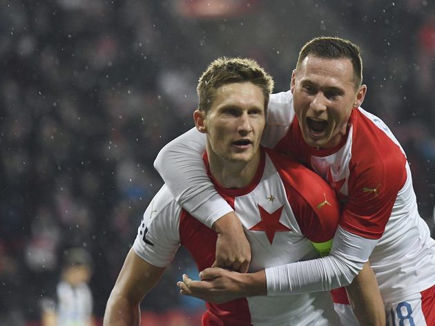 Milan Škoda (vlevo) a Jan Bořil (vpravo) ze Slavie se radují z gólu během utkání 20. kola první fotbalové ligy proti Českým Budějovicím.