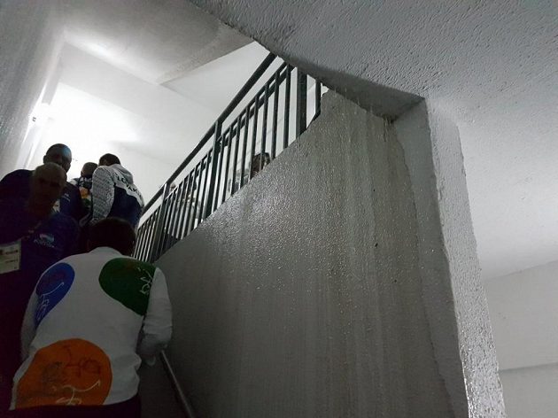 Voda v domě českých sportovců v olympijské vesnici.