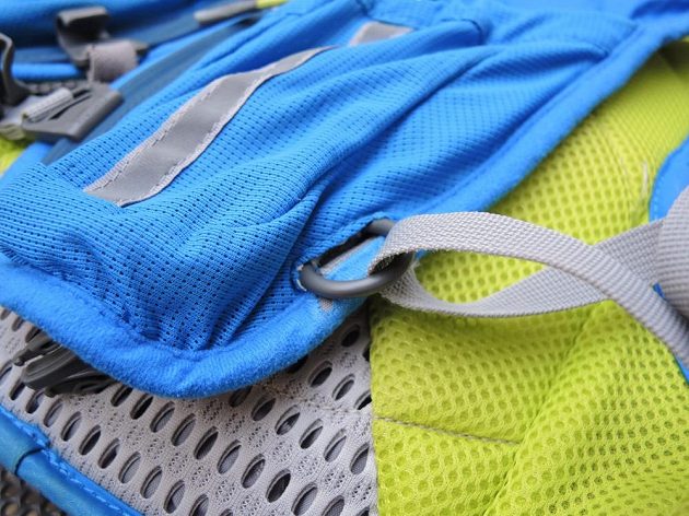 Běžecký batoh/běžecká vesta CamelBak Ultra 10 - tady už se vysunul a začíná páchat neplechu.
