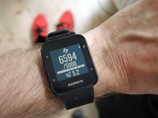 Sportovní hodinky Garmin Forerunner 35: Průběžné sledování denní aktivity - plán byl překročen, nachodil jsem už 5,2 km.