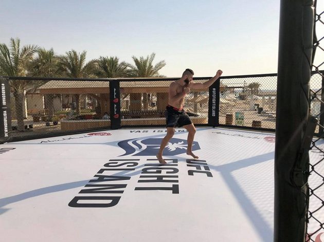 Jiří Procházka testuje UFC klec v Abú Zabí.