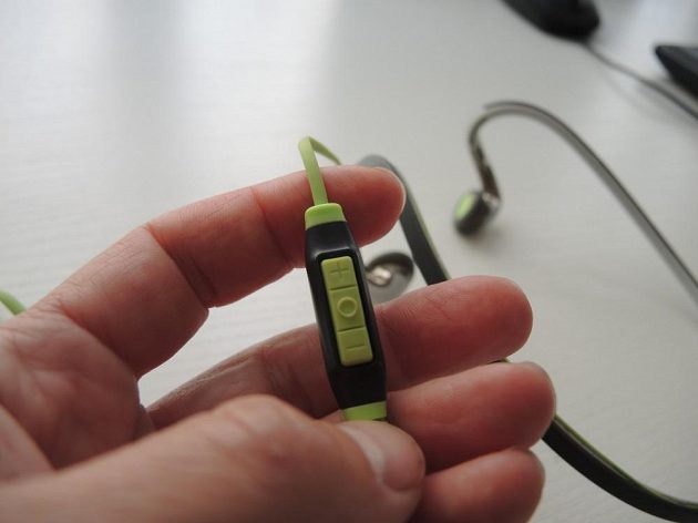 Sportovní sluchátka Sennheiser PMX 686G: Ovladač s mikrofonem je jednoduchý, leč účinný.