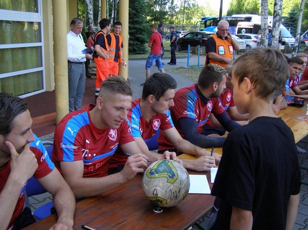 Obránce Filip Kaša během autogramiády po čtvrtečním tréninku české fotbalové reprezentace do 21 let v polských Tychách.