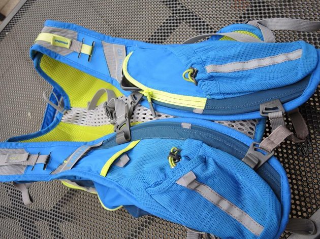 Běžecký batoh/běžecká vesta CamelBak Ultra 10 - kapes je opravdu dost a dost.