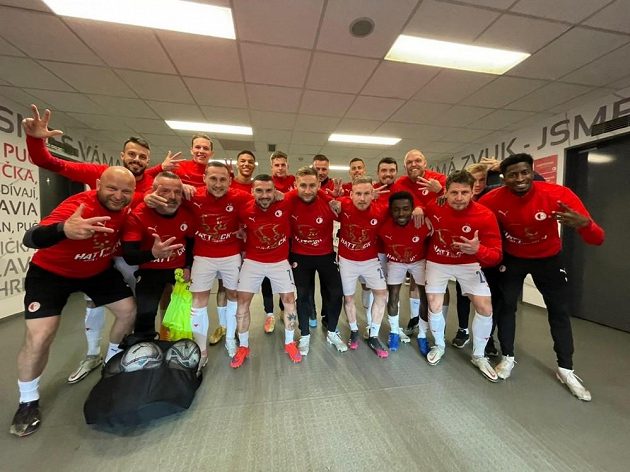 Fotbalisté Slavie se mohli do triček s nápisem Hattrick obléknout už před zápasem s Plzní. O jejich třetí mistrovské korunovaci v řadě se rozhodlo v Liberci.